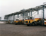 351192 Afbeelding van tankauto's op het opslagterrein voor brandstoffen van Shell Nederland aan de Gelderlantlaan te Utrecht.